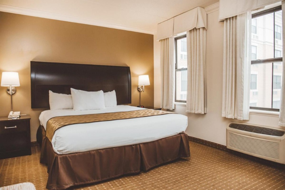 King Room with Roll-in Shower - Mobility Access/Non-Smoking